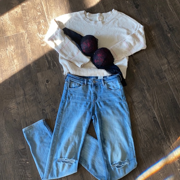 Blue wash jeans, w a unique pattern. Low cut. - Picture 4 of 6